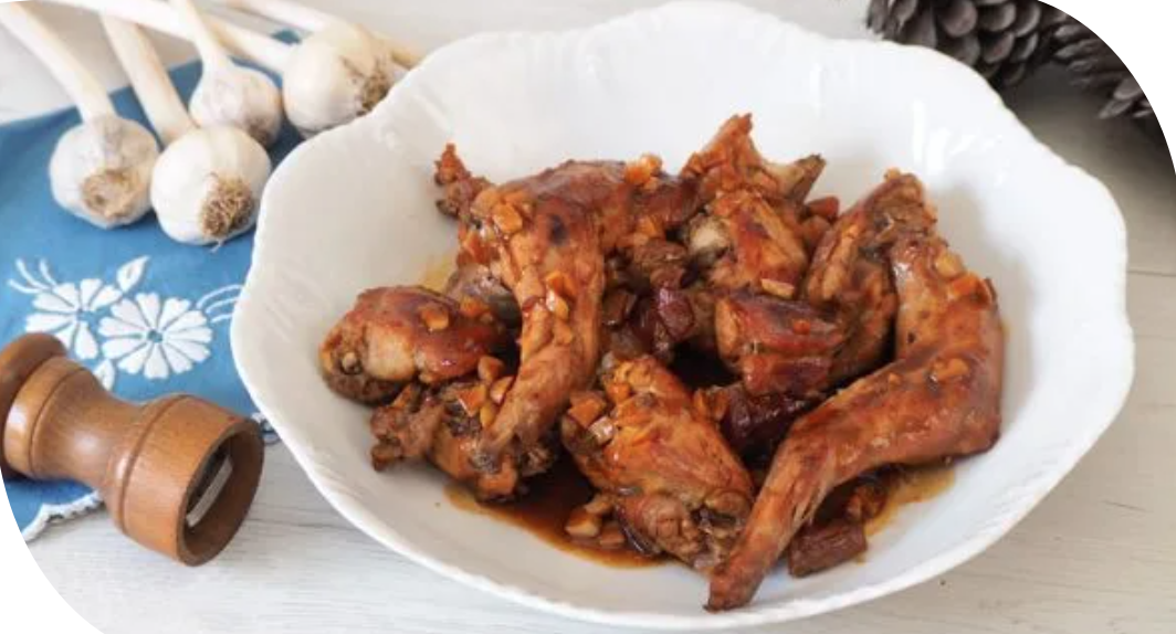 ENSALADA DE LECHUGA Y TOMATE CON CONEJO AL AJILLO